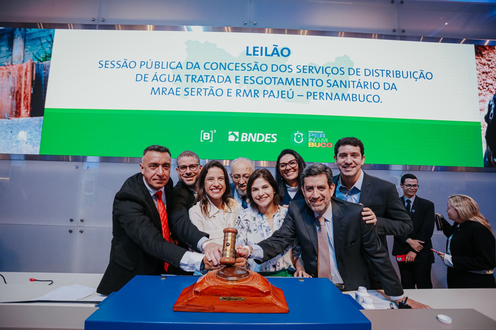 As duas empresas concessionárias que arremataram os serviços investirão, juntas, um total de R$ 23,3 bilhões em serviços de água e esgotamento sanitário por 35 anos. Foto: Janaina Pepeu - Secom/PE