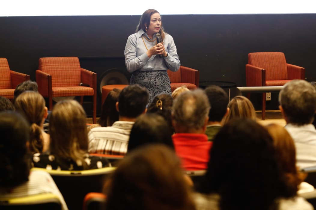 A presidente da Apac, Suzana Montenegro, abriu a roda de conversa falando sobre a presença, ainda escassa, de mulheres em espaços de decisão na gestão da água. Foto: Aluisio Moreira - SRHS/PE
