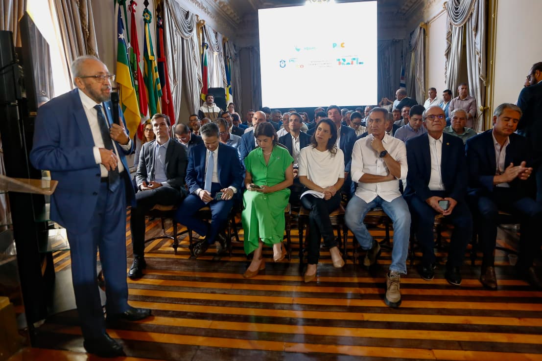 De acordo com o secretário Almir Cirilo, a atual gestão do Governo do Estado já entregou 101 novos dessalinizadores, movidos a energia solar, instalados em comunidades rurais difusas do estado. Foto: Aluisio Moreira - SRHS/PE