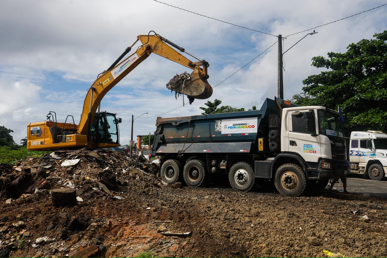 Além deste trabalho de limpeza emergencial, também existe uma obra de dragagem e reurbanização das margens num trecho de cerca de 5km do Beberibe, cuja licitação está em fase final para a contratação. Foto: Miva Filho - Secom/PE