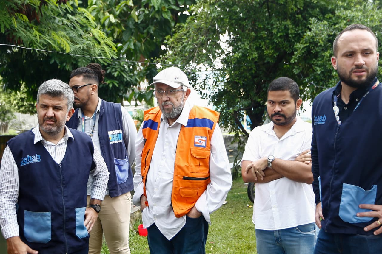 "O Governo chegou aqui no Beberibe e só sairá quando melhorarmos a condição de vida da população que aqui mora", explicou o secretário Almir Cirilo. Foto: Aluisio Moreira - SRHS/PE