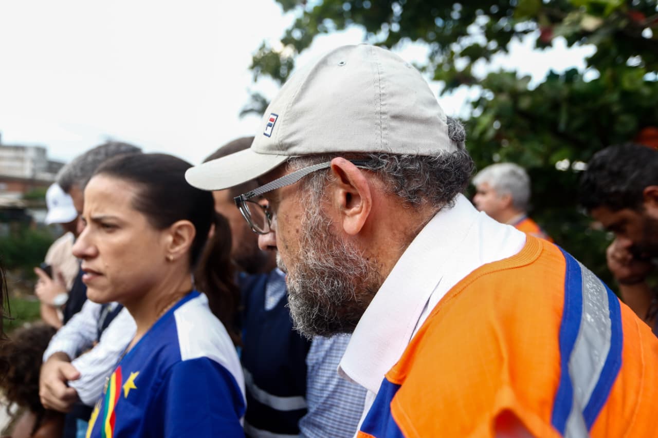 A governadora Raquel Lyra conversou com a população ribeirinha e assegurou que o Governo do Estado só deixará o local com a limpeza concluída, sem prazo para que isso aconteça. Foto: Aluisio Moreira - SRHS/PE