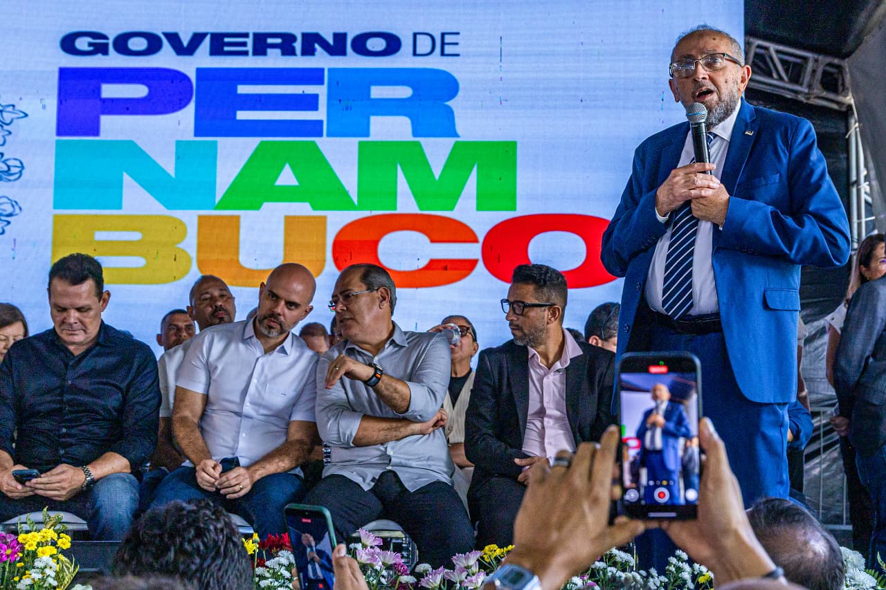 Segundo o secretário Almir Cirilo, o reservatório terá usos múltiplos: servirá tanto para a contenção de enchentes, quanto para o reforço do abastecimento da região. Foto: Hans Von Manteuffel - Compesa