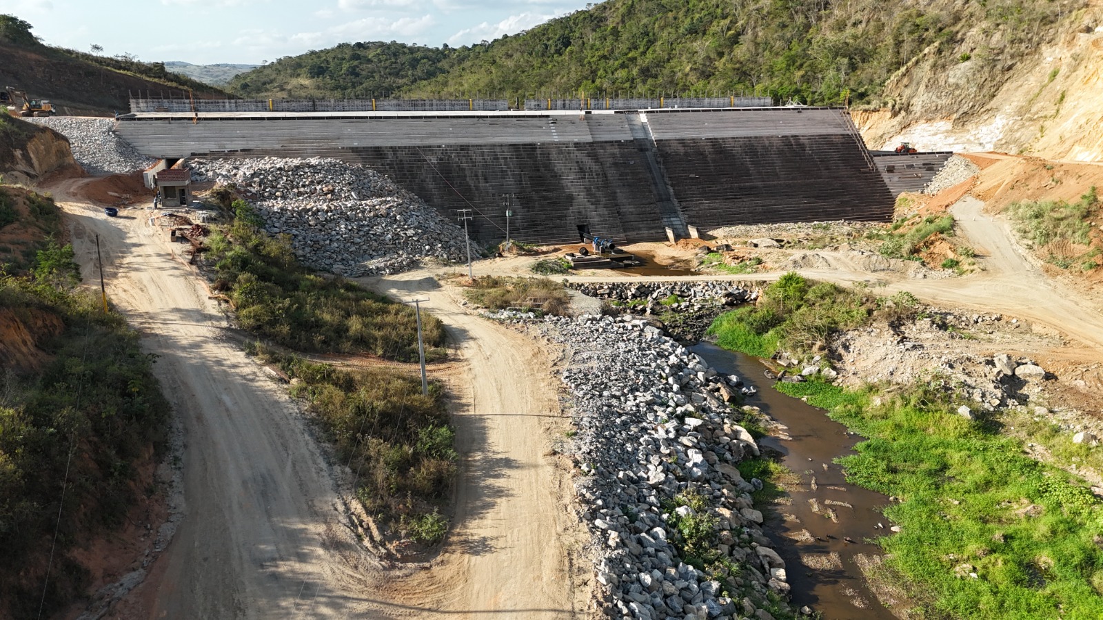 Foto aérea da obra de construção da Barragem Panelas II, em Cupira-PE.