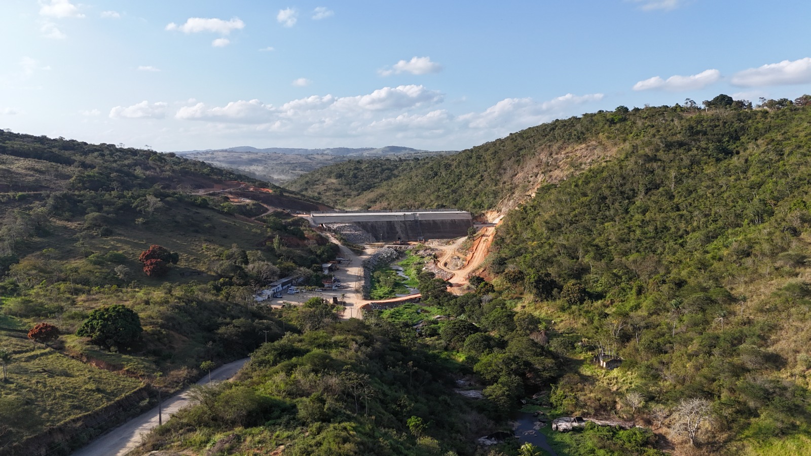 Foto aérea da obra de construção da Barragem Panelas II, em Cupira-PE.