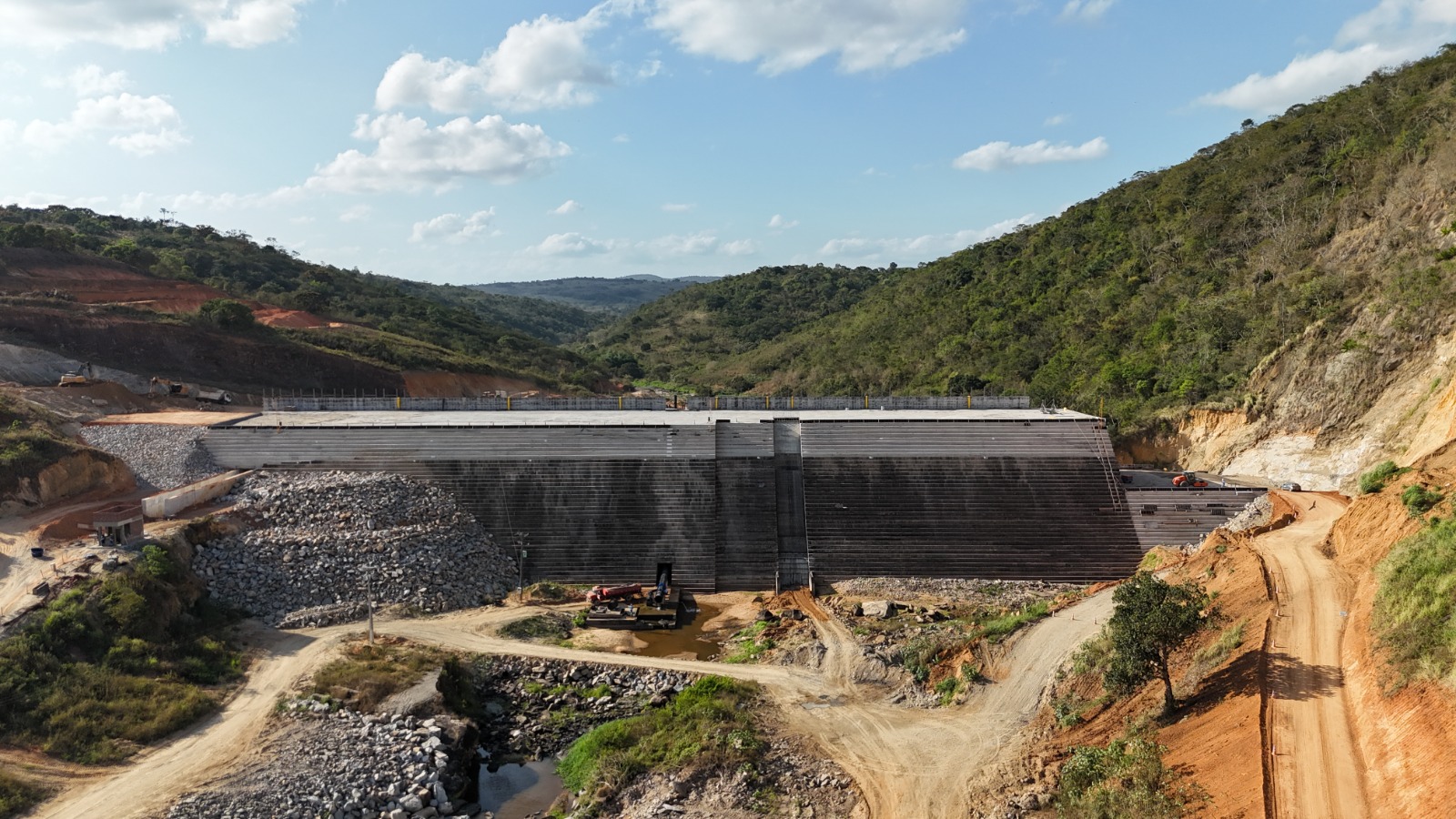 Foto aérea da obra de construção da Barragem Panelas II, em Cupira-PE.