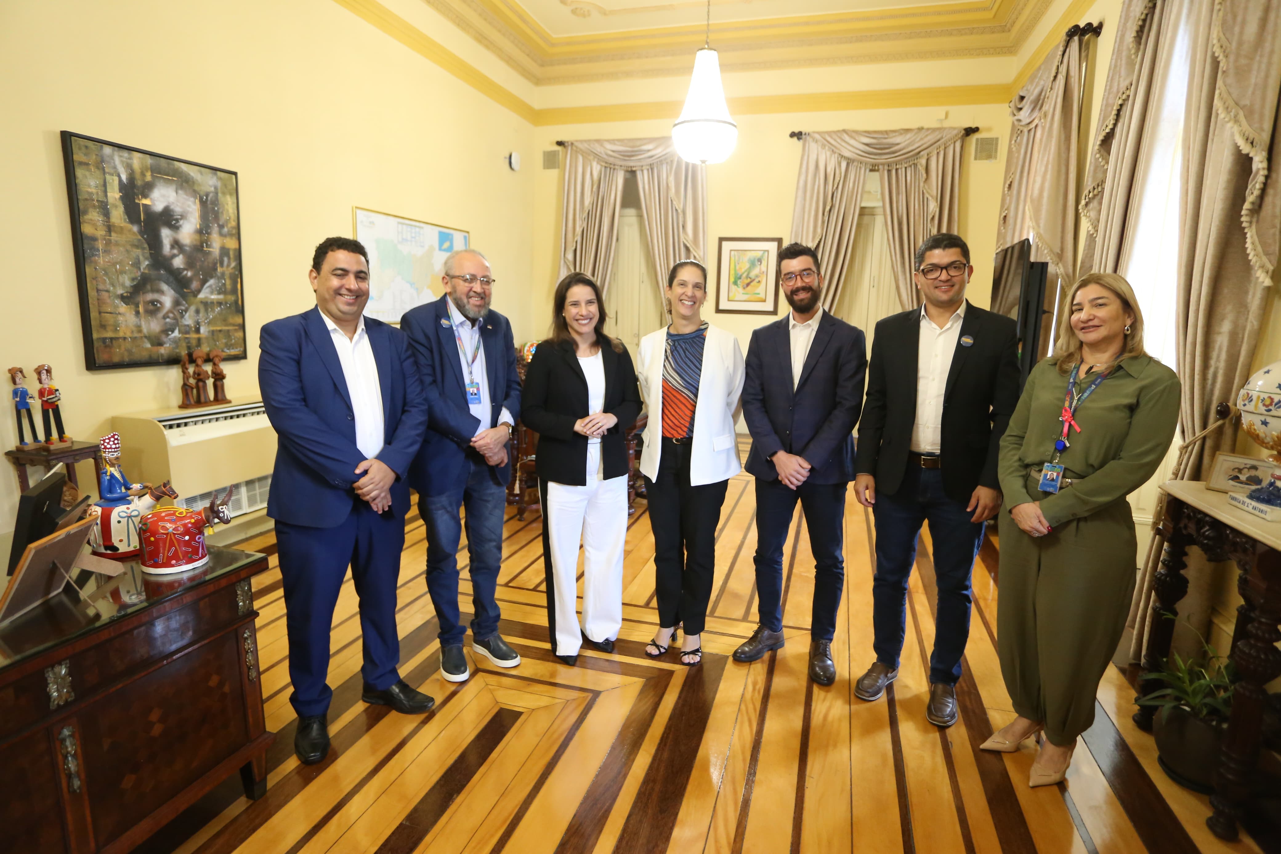 Foto do encontro realizado no Palácio do Campo das Princesas que ocorreu com a presença do secretário de recursos hídricos e saneamento, Almir Cirilo, da governadora, Raquel Lyra, da especialista sênior em saneamento do Banco Mundial e gerente do projeto de financiamento do Prosar, Juliana Garrido, do especialista ambiental do Banco Mundial, Guilherme Todt e do secretário Fabrício Marques.