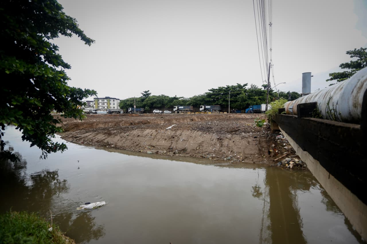 A expectativa do Governo do Estado é retirar cerca de 2 mil metros cúbicos de resíduos ao longo da operação. Foto: Aluisio Moreira - SRHS/PE