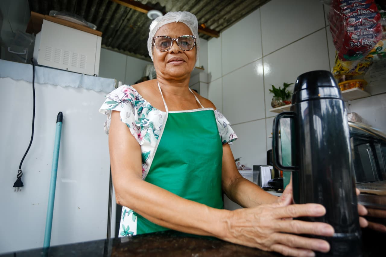 A comerciante Neide Xavier, moradora da Rua Dalva de Oliveira, comemorou a chegada das equipes de limpeza do rio. Foto: Aluisio Moreira - SRHS/PE